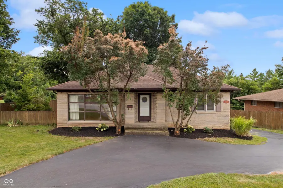 627 E Main ST, Plainfield, IN 46168