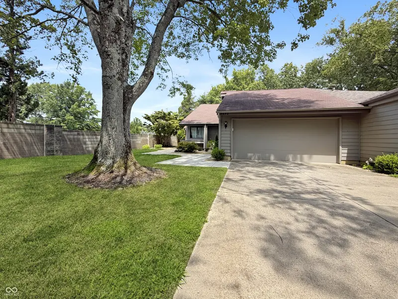 4692 Carya SQ, Columbus, IN 47201