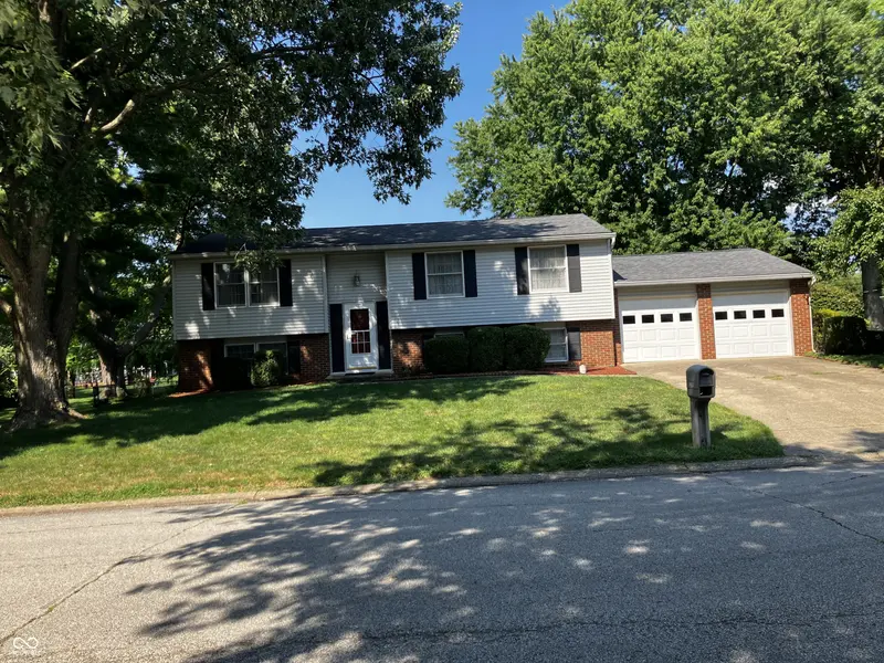 8451 Royal Meadow DR, Indianapolis, IN 46217