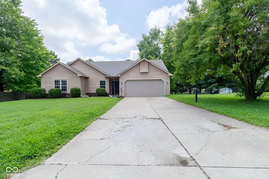 572 San Ricardo DR, Greenwood, IN 46142