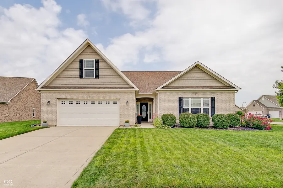4602 W Dane CT, New Palestine, IN 46163