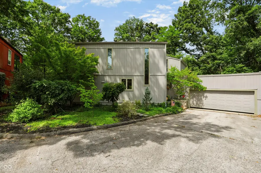 2812 W Fawkesway DR, Bloomington, IN 47404