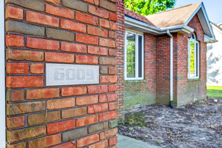 6009 E Pioneer PL, Columbus, IN 47203