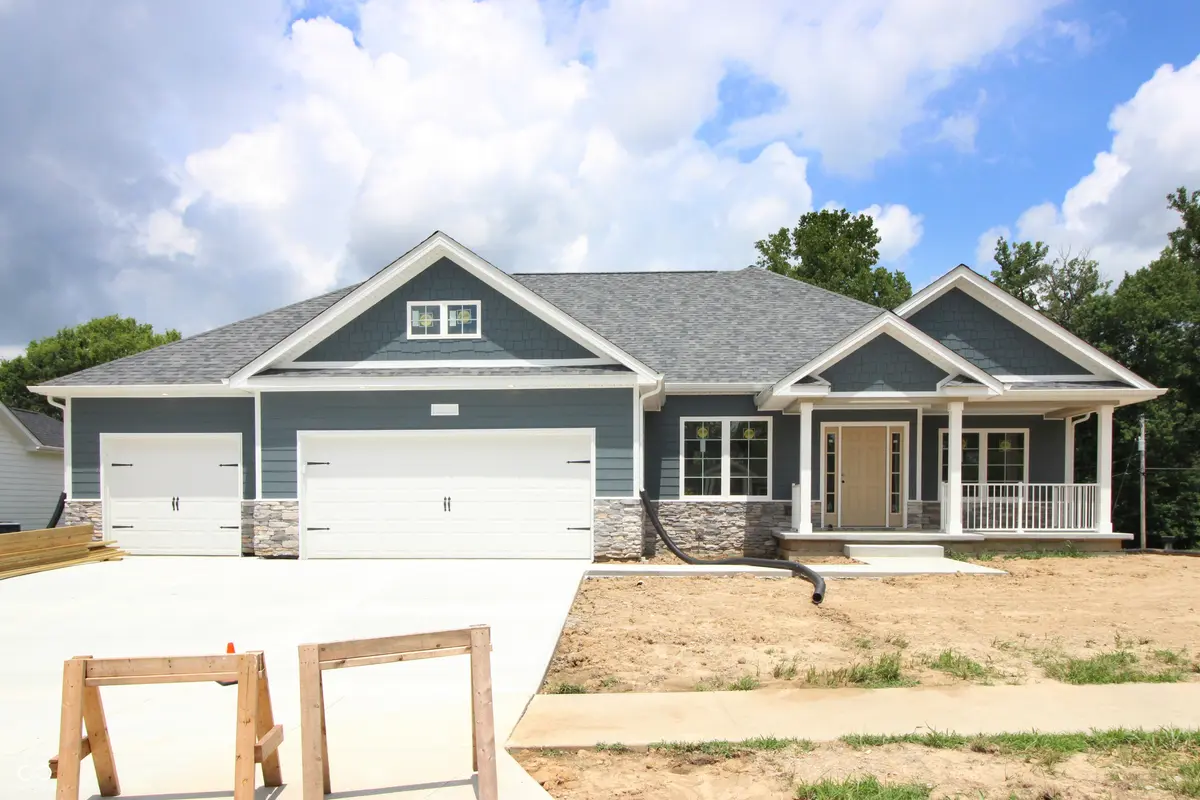 5026 Stonehaven LN, Columbus, IN 47201