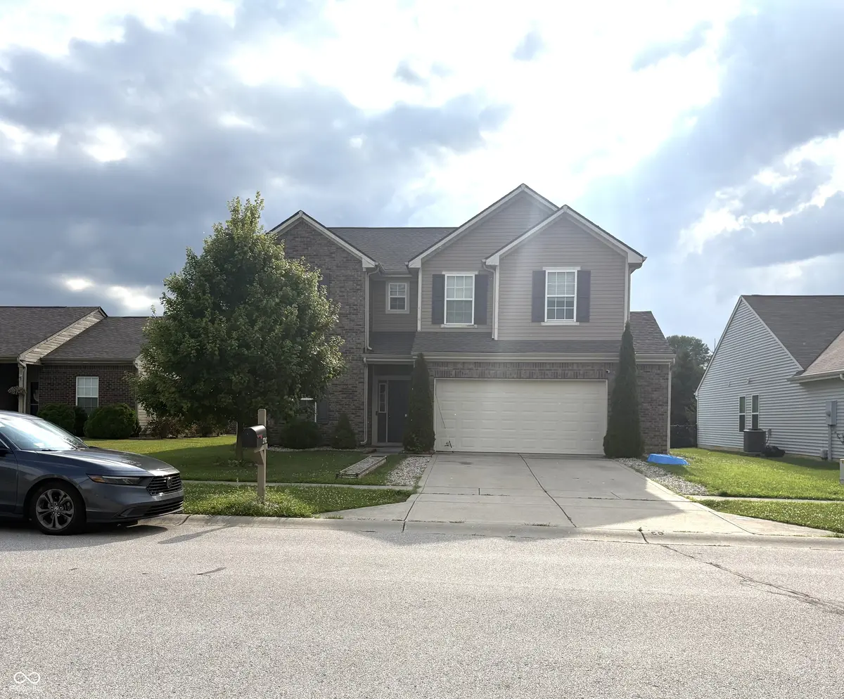 2702 Ashton LN, Greenwood, IN 46143