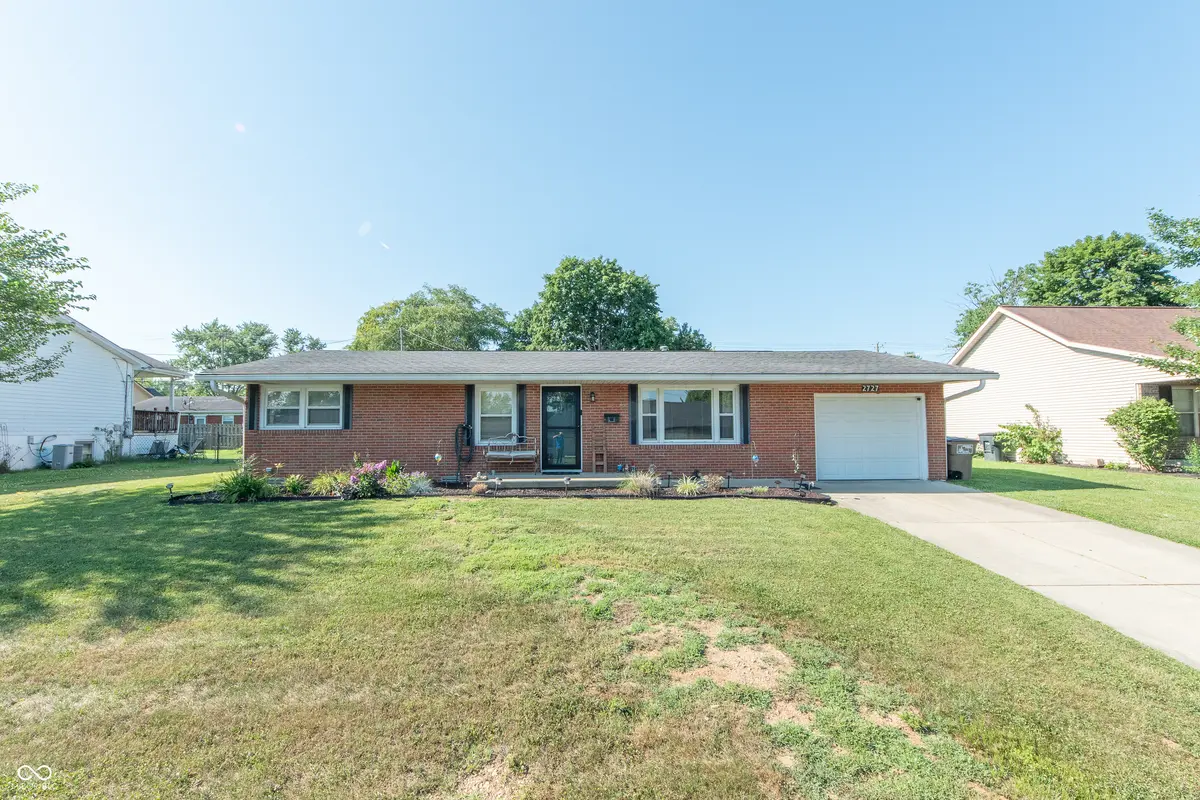 2727 Orchard LN, Columbus, IN 47201