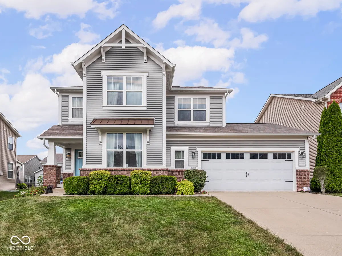 7814 Hedgehop DR, Zionsville, IN 46077