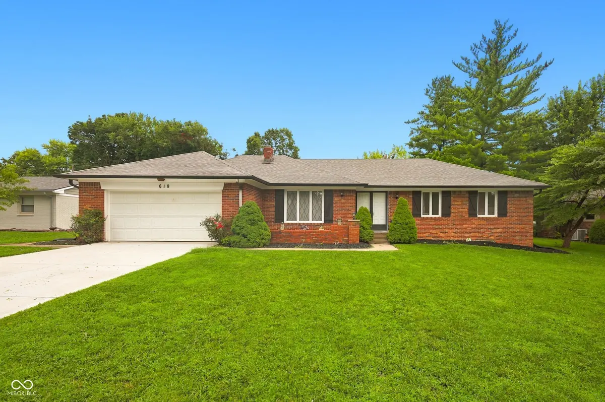 618 Brookview DR, Greenwood, IN 46142