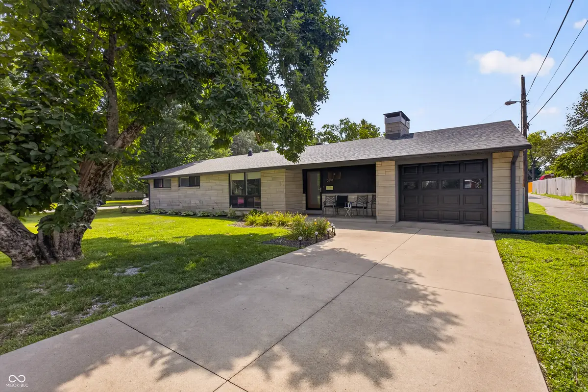 2594 Franklin ST, Columbus, IN 47201