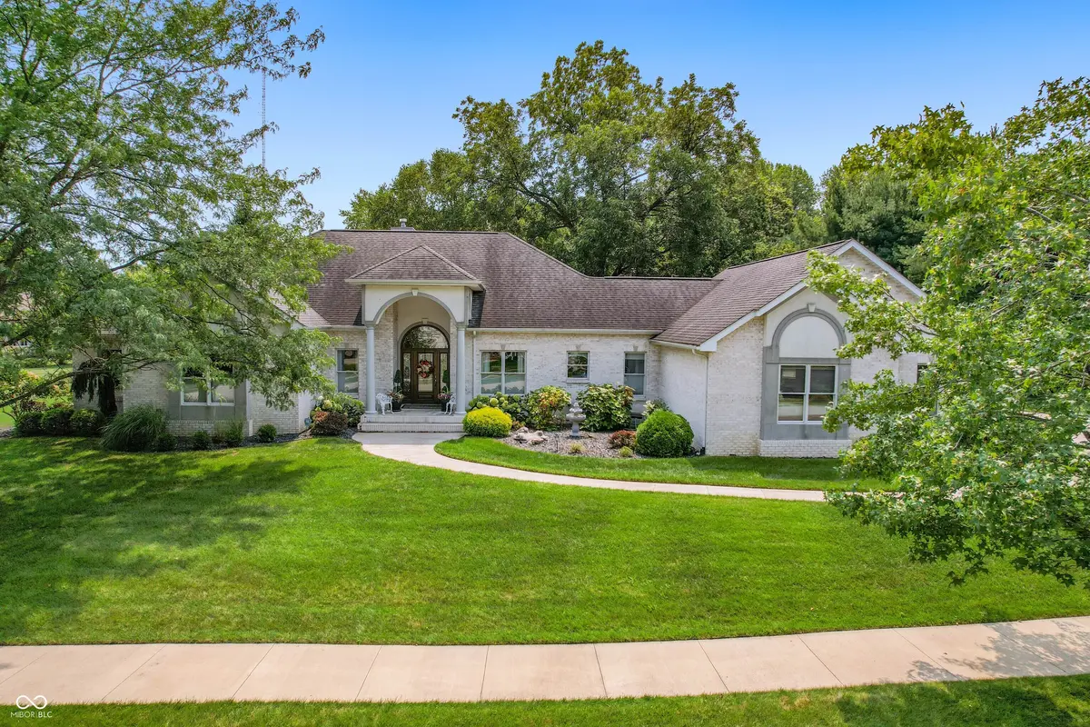 2541 W Apple Blossom LN, Columbus, IN 47201