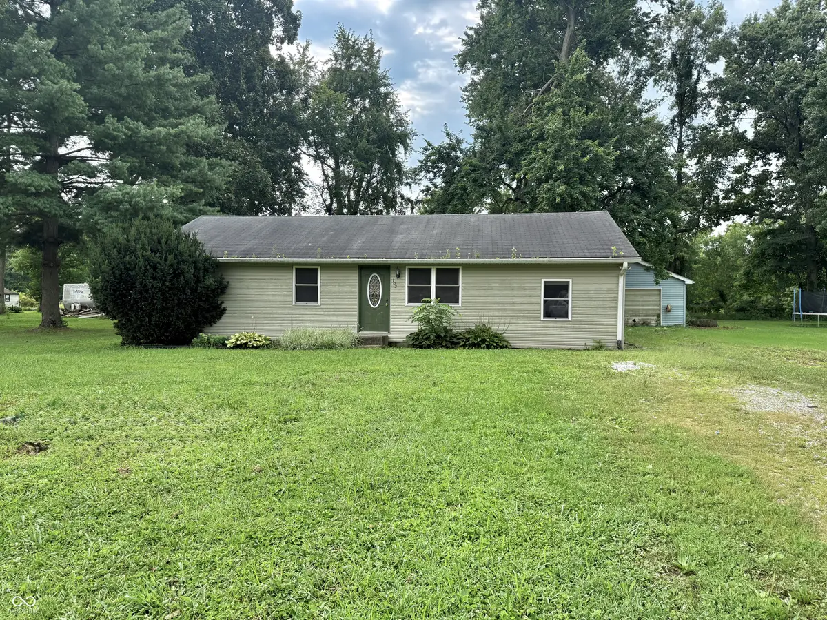 102 E Davidson ST, Staunton, IN 47881