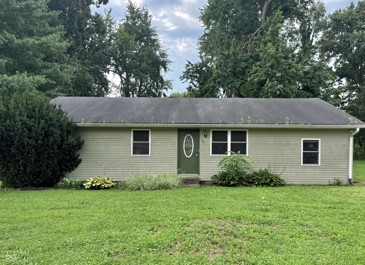 102 E Davidson ST, Staunton, IN 47881