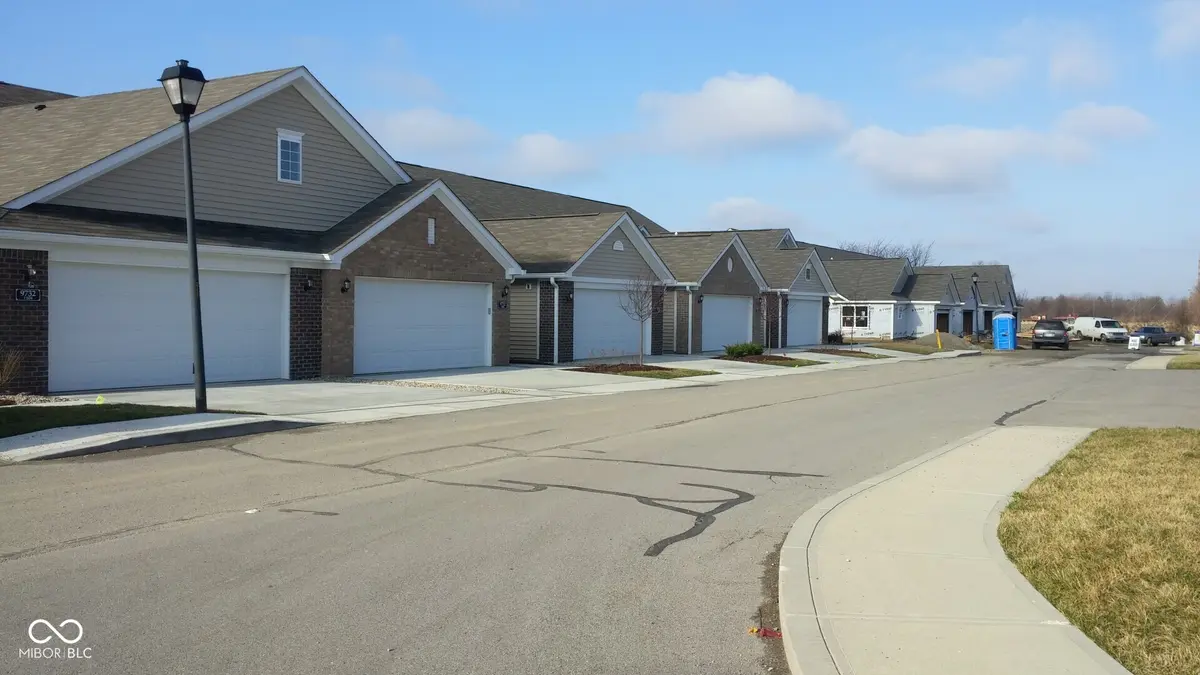 9732 Highpoint RDG #101, Fishers, IN 46037