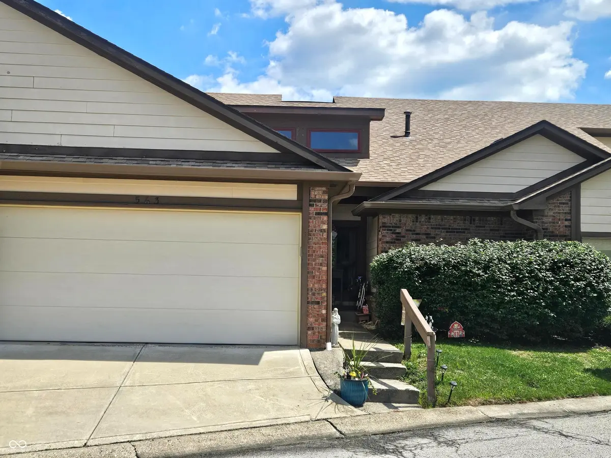 563 Cielo Vista CT, Greenwood, IN 46143