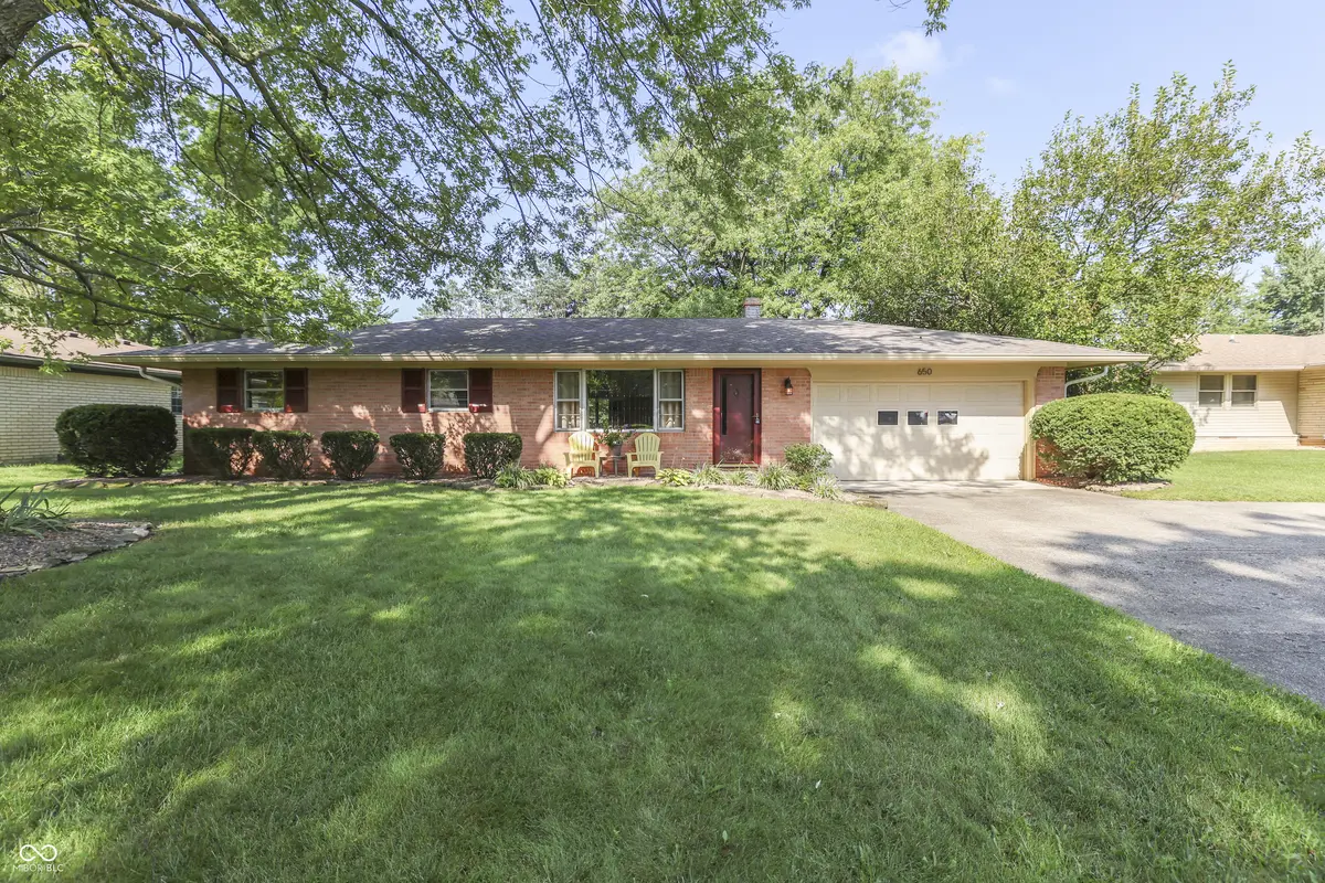 650 Lindenwood DR, Greenwood, IN 46142