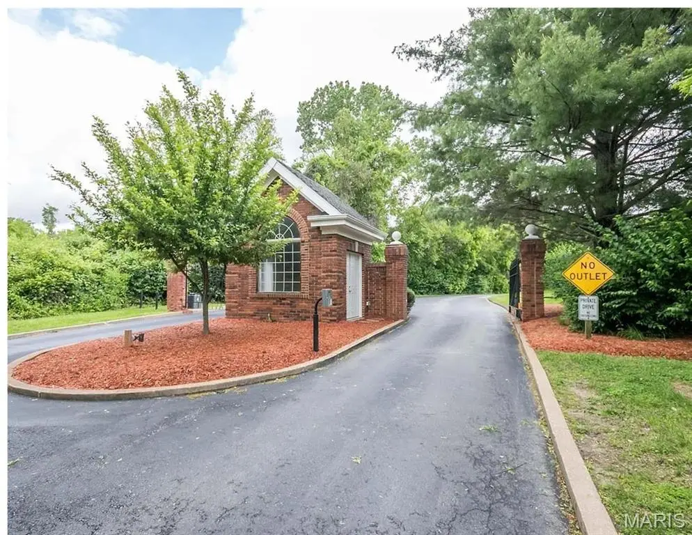 1548 Fountainhead LN, St Louis, MO 63138