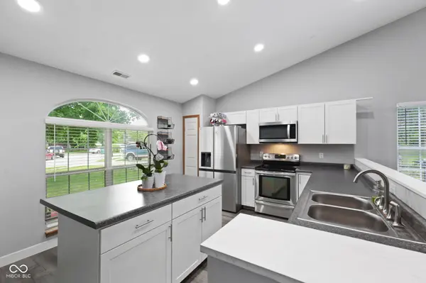 6677 Wimbledon DR, Zionsville, IN 46077