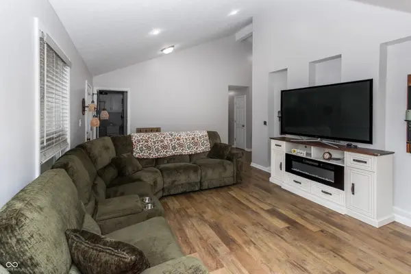 140 Appletree ROW, Greenwood, IN 46142