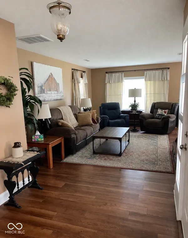 450 S Valley LN, Greenwood, IN 46142