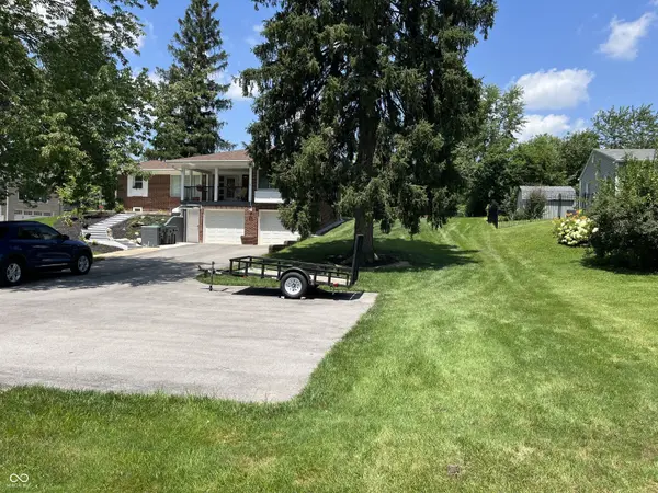 450 S Valley LN, Greenwood, IN 46142