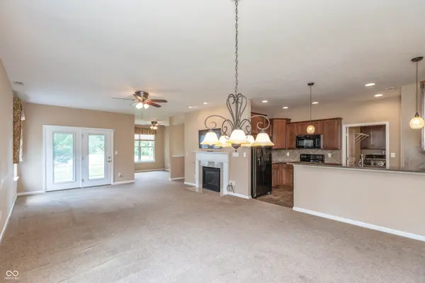 1116 Kristi CT, Greenwood, IN 46142