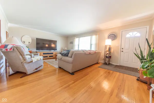 2727 Orchard LN, Columbus, IN 47201