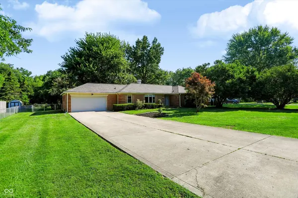 560 Golf LN, Indianapolis, IN 46260