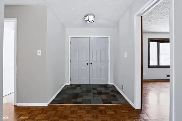 560 Golf LN, Indianapolis, IN 46260