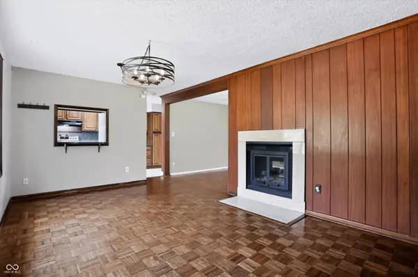 560 Golf LN, Indianapolis, IN 46260
