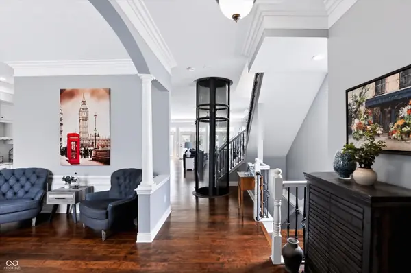 200 Manchester DR, Zionsville, IN 46077