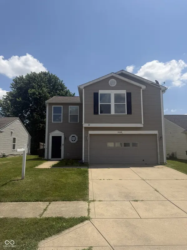 2525 Summerwood LN, Greenwood, IN 46143