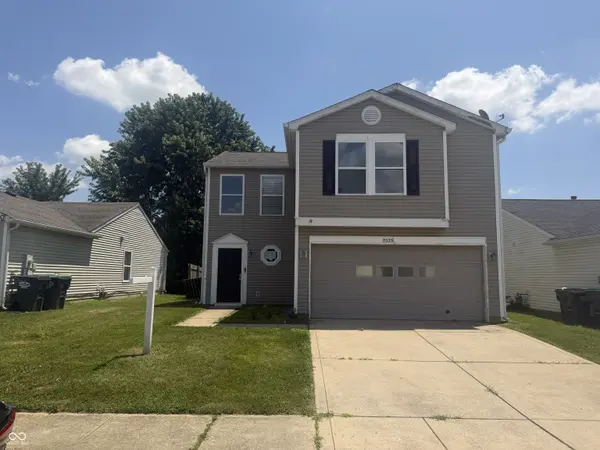 2525 Summerwood LN, Greenwood, IN 46143