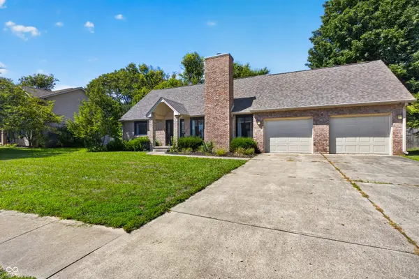 1966 Broadmoor LN, Columbus, IN 47203