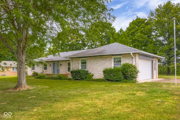 10112 N Hickory LN, Columbus, IN 47203