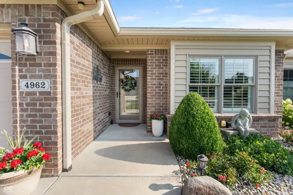 4962 Delray DR, Columbus, IN 47203