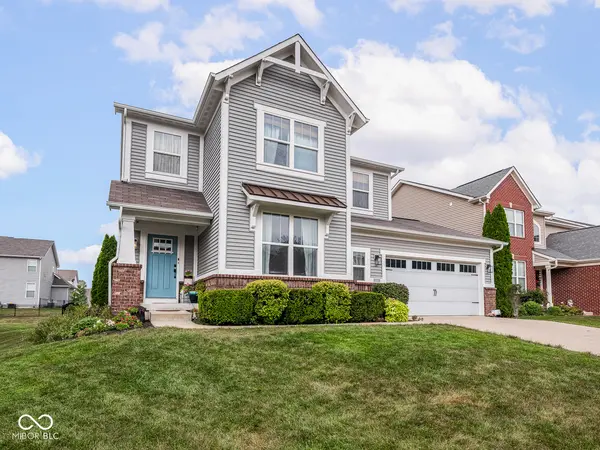 7814 Hedgehop DR, Zionsville, IN 46077