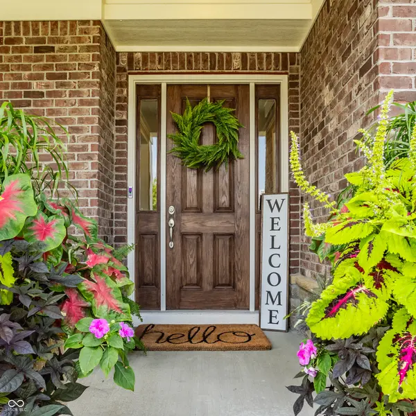 7439 Blackstone DR, Zionsville, IN 46077
