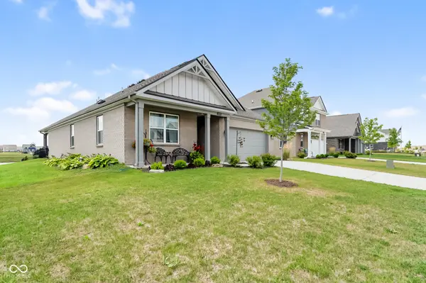 1399 Foxtail LN, Greenwood, IN 46143