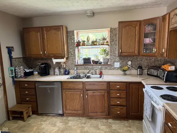 5586 W Beechwood LN, New Palestine, IN 46163