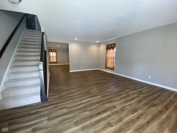 5668 Grosbeak DR, Greenwood, IN 46143