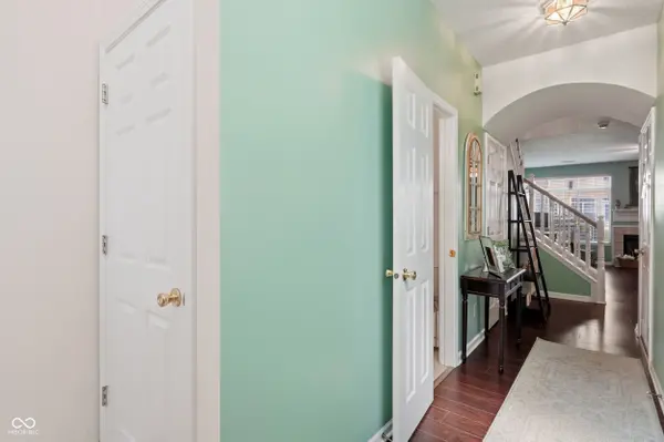 1019 Grovewood DR, Beech Grove, IN 46107