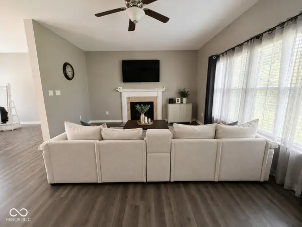 5798 W Glenview DR, Mccordsville, IN 46055