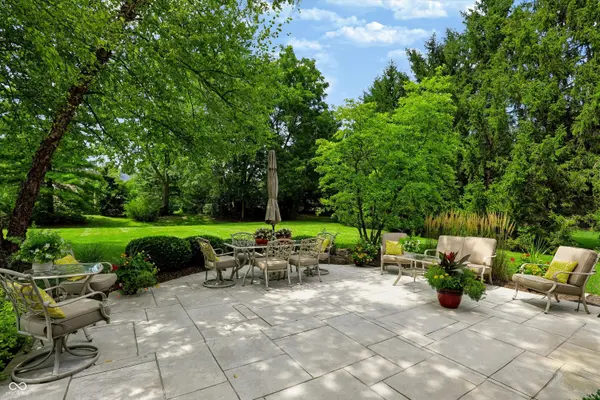 10512 Chestnut Hill CIR, Fishers, IN 46037