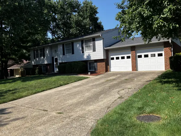 8451 Royal Meadow DR, Indianapolis, IN 46217