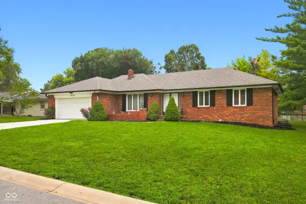 618 Brookview DR, Greenwood, IN 46142