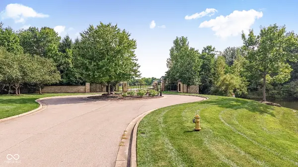 10470 Woodhall LN, Carmel, IN 46032