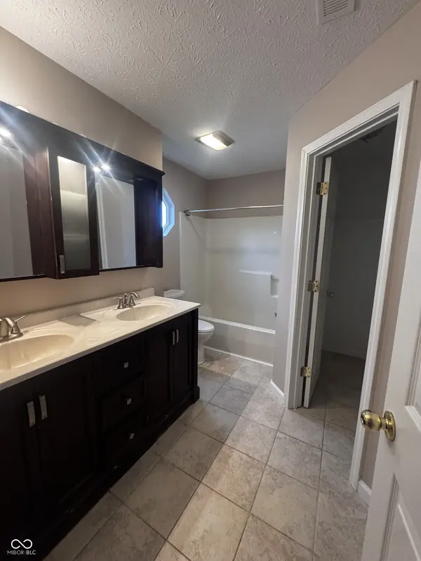 10467 Secretariat DR, Indianapolis, IN 46234