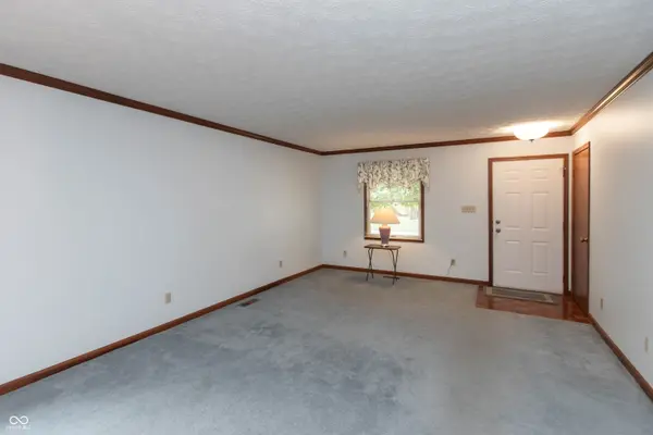 1323 Holiday LN W, Brownsburg, IN 46112
