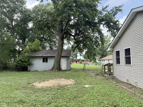 102 E Davidson ST, Staunton, IN 47881