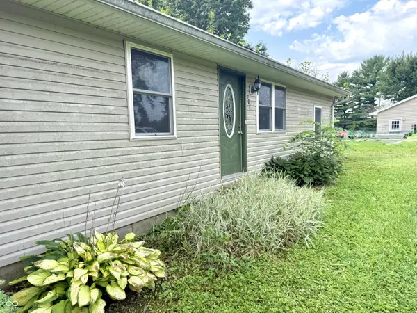 102 E Davidson ST, Staunton, IN 47881
